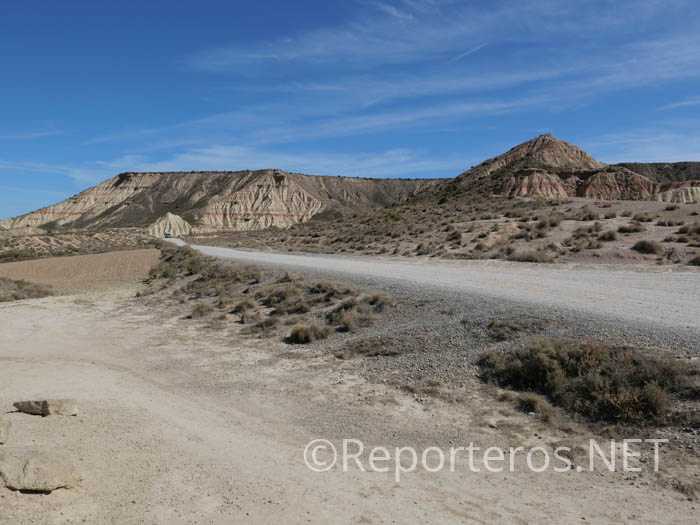 El acceso al corazón de las Bardenas se hace por un carril terrizo El acceso al corazón de las Bardenas se hace por un carril terrizo
