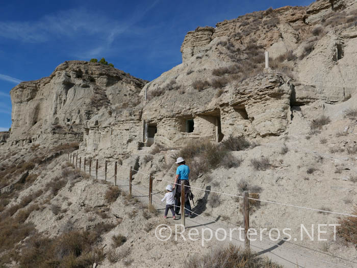 Existe un sendero balizado para acceder a las cuevas Existe un sendero balizado para acceder a las cuevas
