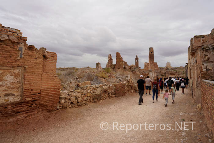El grupo avanzando por las calles del Pueblo Viejo El grupo avanzando por las calles del Pueblo Viejo