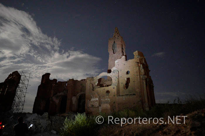 Nos toca una noche de tormenta eléctrica que ilumina las ruinas Nos toca una noche de tormenta eléctrica que ilumina las ruinas