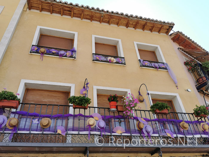 Balcones adornados de color morado Balcones adornados de color morado