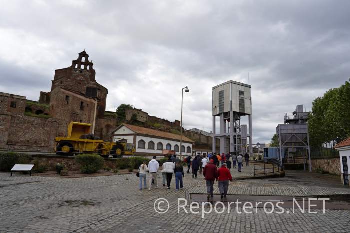 Nos dirigimos al ascensor para bajar a la mina Nos dirigimos al ascensor para bajar a la mina