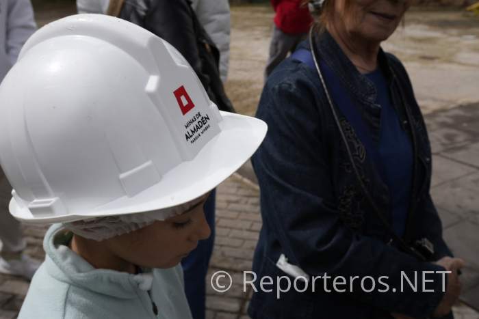 Nos equipan con cascos y linternas Nos equipan con cascos y linternas