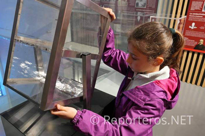 Cubo con mercurio en estado líquido Cubo con mercurio en estado líquido