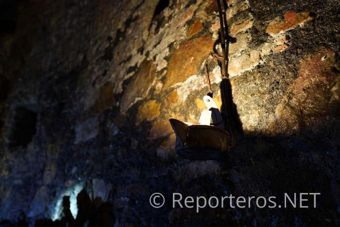 Lámpara en el interior de la mina Lámpara en el interior de la mina