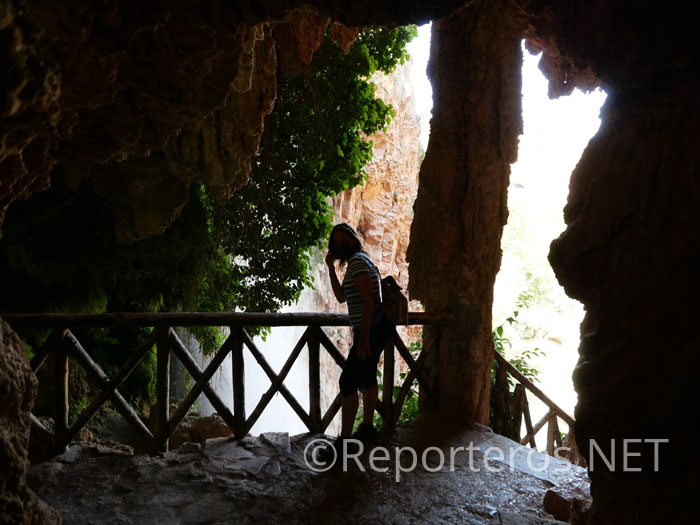 Este balcón en la Gruta Iris se asoma a la Cascada Cola de Caballo Este balcón en la Gruta Iris se asoma a la Cascada Cola de Caballo