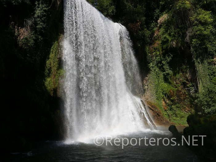 Cascada La Caprichosa, ideal para una foto recuerdo Cascada La Caprichosa, ideal para una foto recuerdo