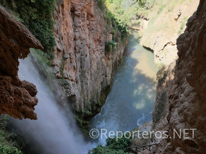 Algunos balcones se asoman a la gran cascada Cola de Caballo Algunos balcones se asoman a la gran cascada Cola de Caballo