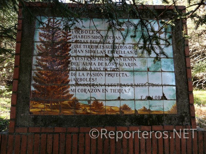 Azulejo con poema de Federico García Lorca dedicado a los árboles Azulejo con poema de Federico García Lorca dedicado a los árboles
