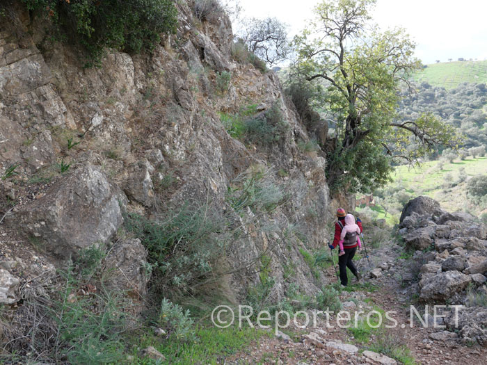Detalle de la bajada escarpada y con el terreno suelto Detalle de la bajada escarpada y con el terreno suelto