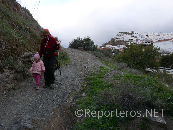 Llegando a la calle que circunda Almogía por el sur Llegando a la calle que circunda Almogía por el sur