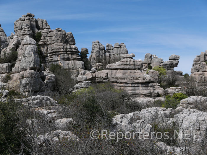 Paisaje kárstico de El Torcal, con la figura del gallo al fondo Paisaje kárstico de El Torcal, con la figura del gallo al fondo