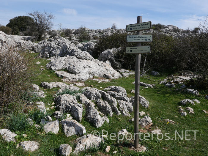 Poste con indicaciones al Tornillo y sendero ruta 'Torcal alto' Poste con indicaciones al Tornillo y sendero ruta 'Torcal alto'