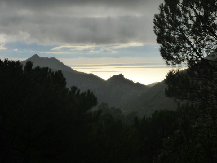 A lo lejos la costa despejada de nubes A lo lejos la costa despejada de nubes