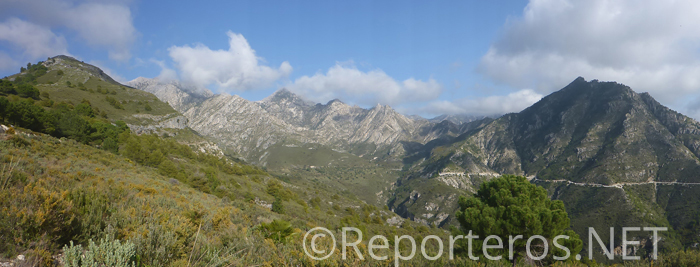 Panorámica hacia el cortijo del Daire, con la cresta de los Civiles Panorámica hacia el cortijo del Daire, con la cresta de los Civiles
