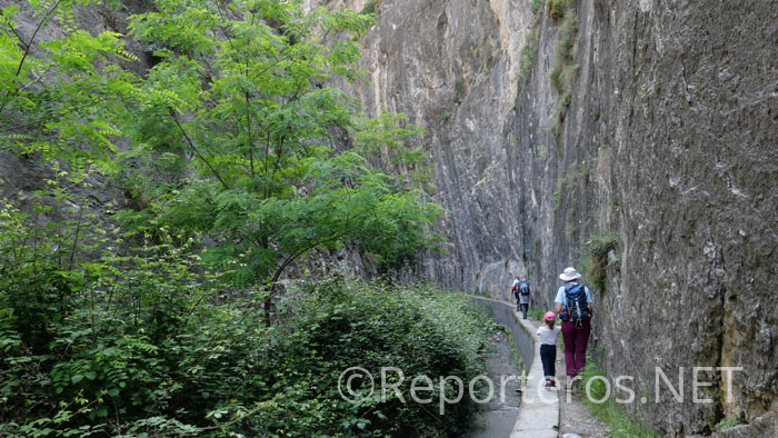 El sendero atraviesa los Cahorros del río Monachil