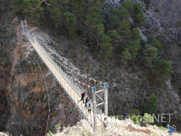 Espectacular puente colgante sobre el barranco del río Almanchares