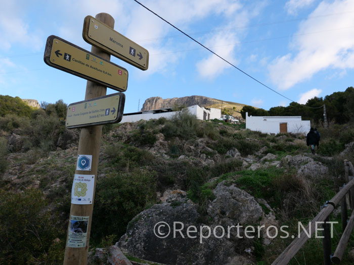 Buscamos indicaciones hacia la subida a La Maroma Buscamos indicaciones hacia la subida a La Maroma