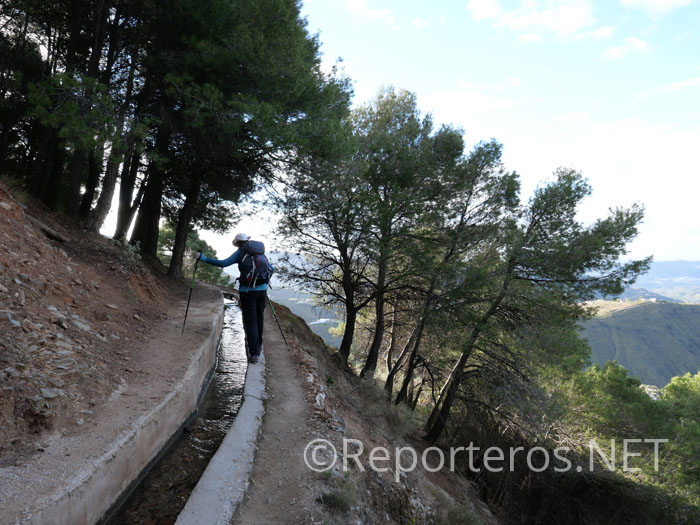 El sendero discurre por una acequia que mantiene altura El sendero discurre por una acequia que mantiene altura