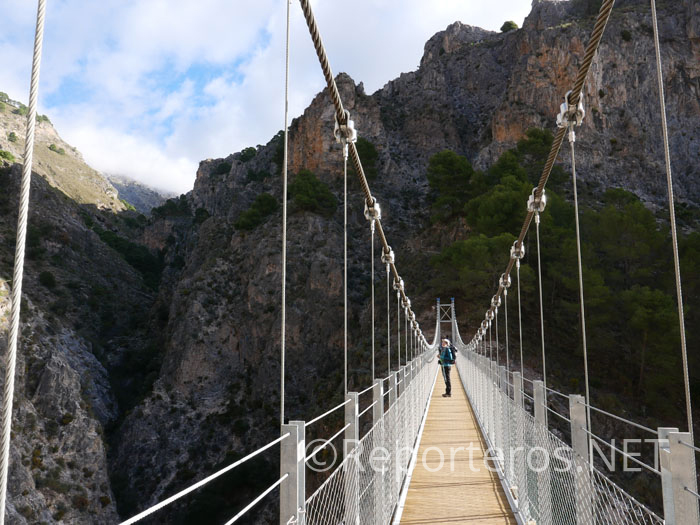 Cruzamos el puente de El Saltillo, en la Gran Senda de Málaga Cruzamos el puente de El Saltillo, en la Gran Senda de Málaga