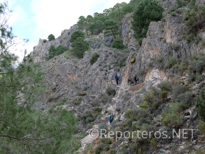 Comienza la empinada subida hacia la parte superior del barranco Comienza la empinada subida hacia la parte superior del barranco