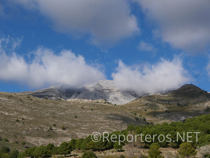 Vistas de La Maroma con nubes en la cumbre Vistas de La Maroma con nubes en la cumbre