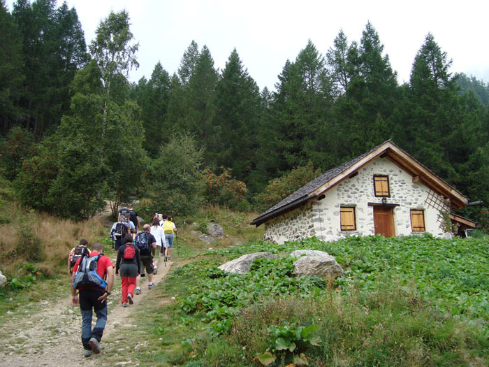 Casita alpina en el camino Casita alpina en el camino