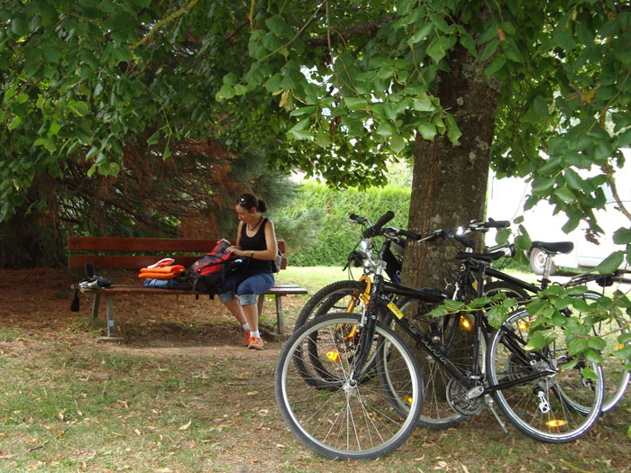 Parada con la bici en Annecy Parada con la bici en Annecy