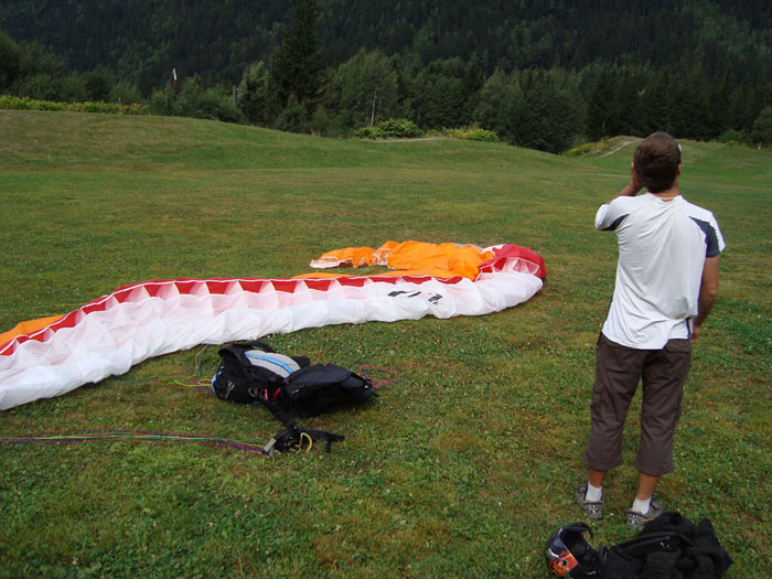 Recogiendo el parapente Recogiendo el parapente