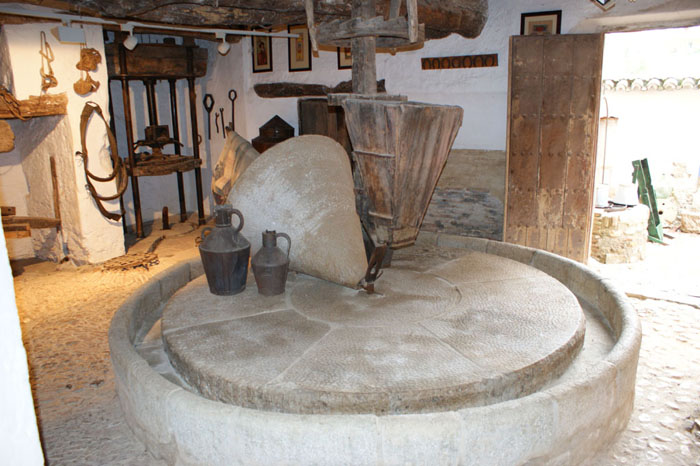 Molino de aceite en el patio del Museo Molino de aceite en el patio del Museo