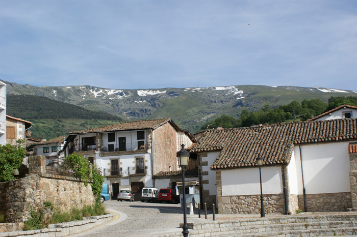 Plaza de Candelario con sierra al fondo