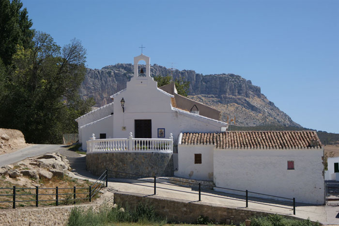Ermita de Jeva con El Torcal al fondo Ermita de Jeva con El Torcal al fondo