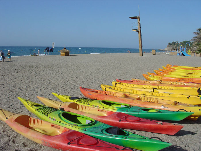 Kayaks en la playa Kayaks en la playa
