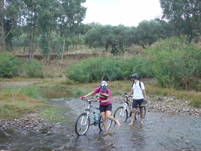 Vadeando el río Múrtigas Vadeando el río Múrtigas