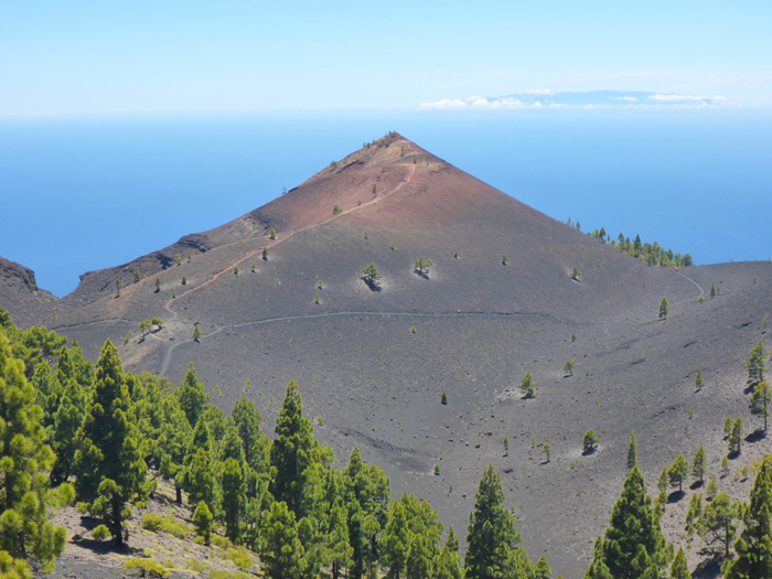Volcán Martín con tonos rojizos Volcán Martín con tonos rojizos