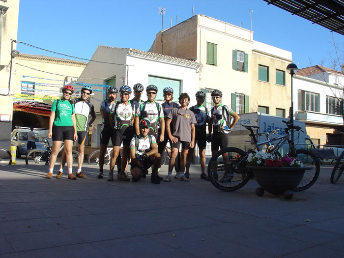 Con los amigos de Es Darrer que Tanqui (Salida) Grupo antes de salir