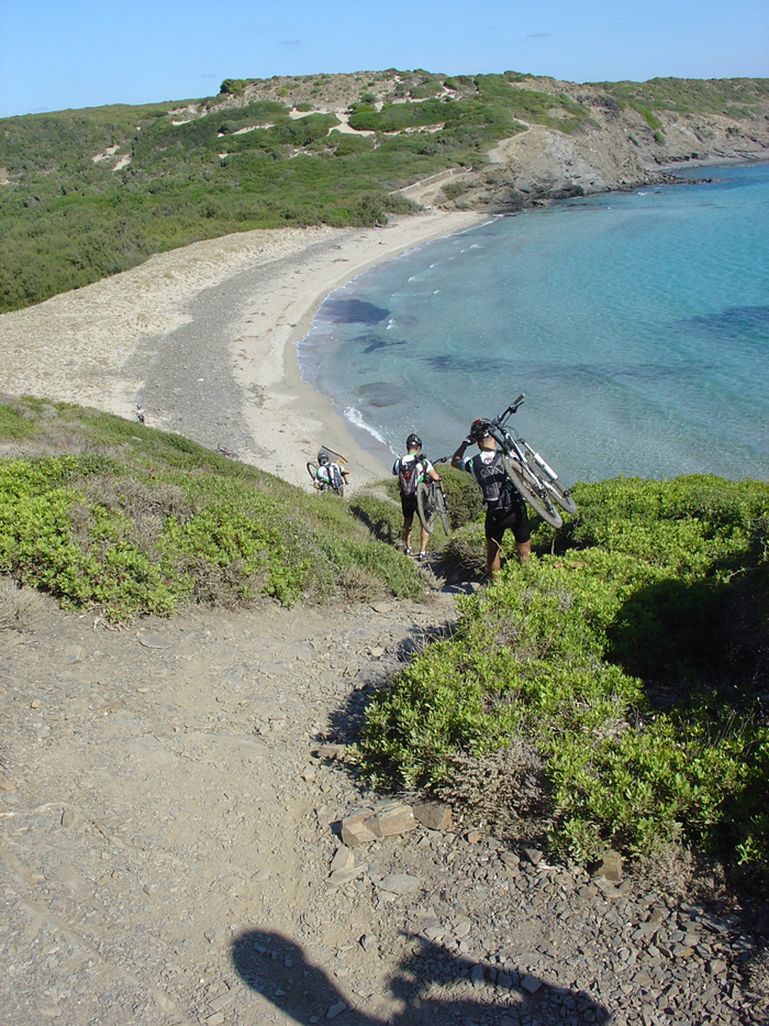 Bajando a una cala por una vertiginosa bajada Bajando a una cala por una vertiginosa bajada
