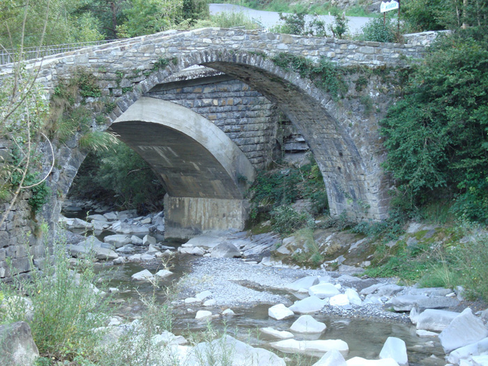 Puente de piedra en Broto Puente de piedra en Broto