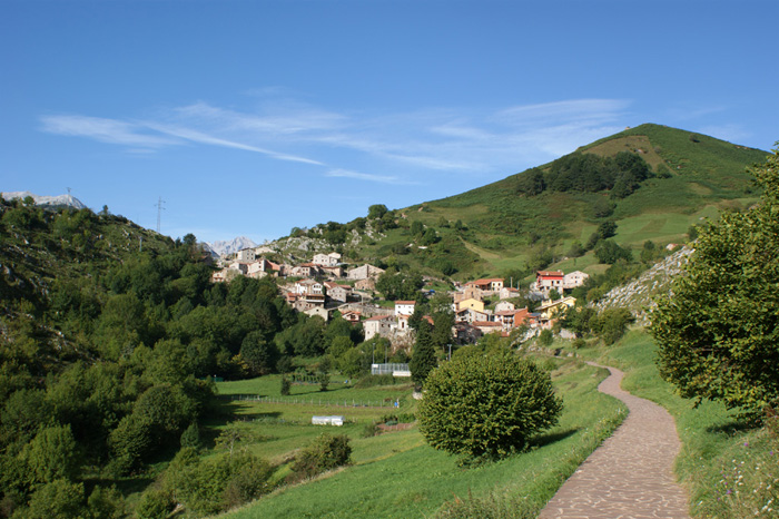 Tresviso desde la senda de la Peña Tresviso desde la senda de la Peña