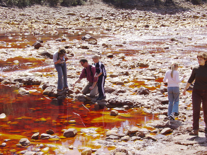Familia observando las aguas del río Familia observando las aguas del río