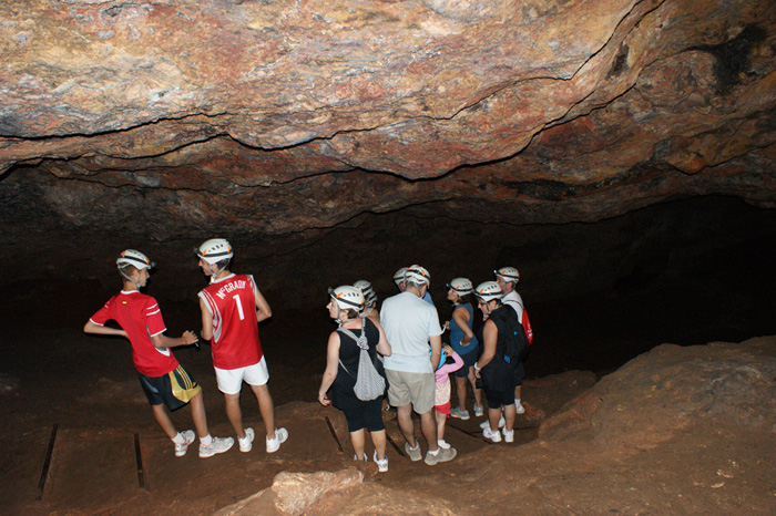 Grupo de visitantes en la Cueva Grupo de visitantes en la Cueva