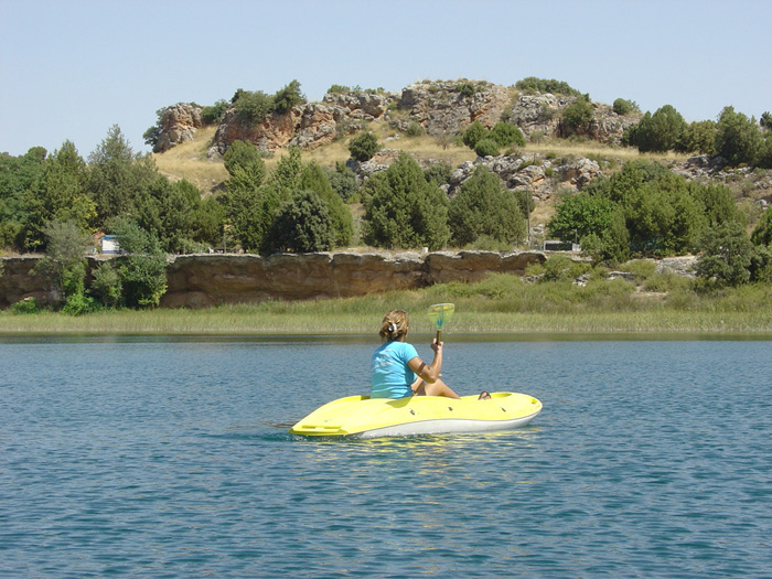 Practicando kayak en la Laguna de La Tinaja Practicando kayak en la Laguna de La Tinaja
