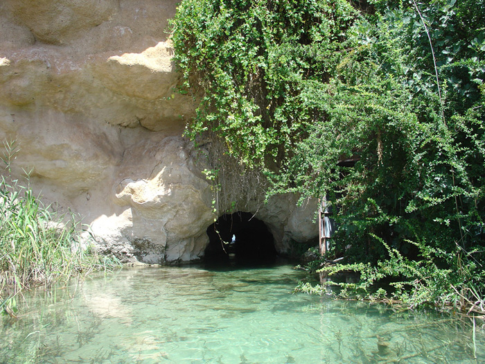 Agujero en la roca para pasar a la laguna contigua Agujero en la roca para pasar a la laguna contigua