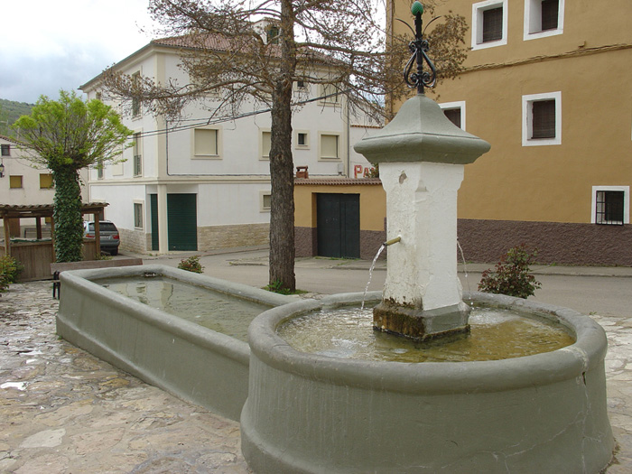 Fuente en la plaza principal de Tragacete Fuente en la plaza principal de Tragacete