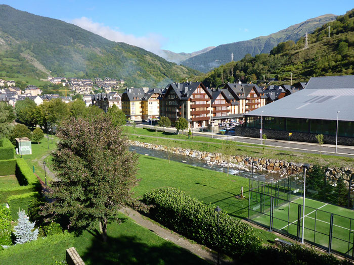 Vielha desde la ventana del apartahotel La Vall Blanca Vielha desde la ventana del apartahotel La Vall Blanca