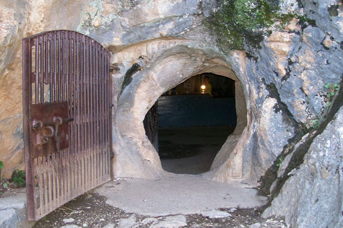 Boca de entrada de la Cueva de la Pileta Boca de entrada de la Cueva de la Pileta