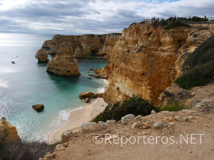 Vista desde el acantilado en Praia Da Marinha Vista desde el acantilado en Praia Da Marinha