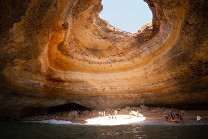 Cueva de Benagil desde abajo. Foto de Jo Kassis en Pexels Cueva de Benagil desde abajo. Foto de Jo Kassis en Pexels