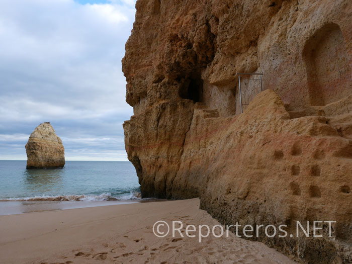 Observamos escaleras y pasillos excavados en la roca Observamos escaleras y pasillos excavados en la roca