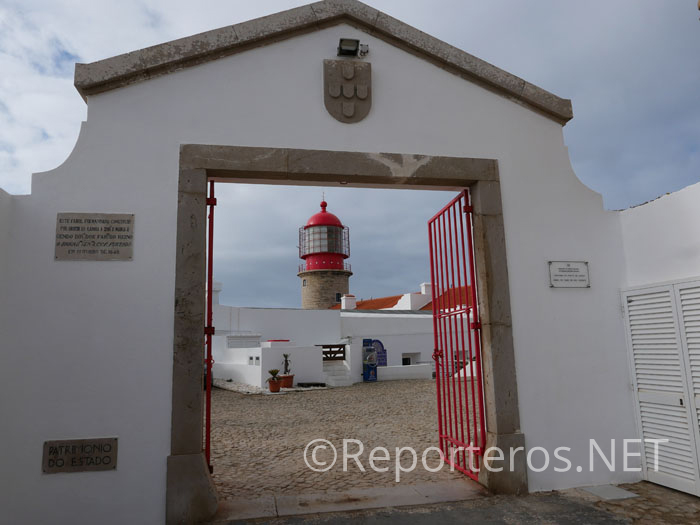 Entrada a la fortaleza del Cabo de San Vicente, donde encontramos el faro Entrada a la fortaleza del Cabo de San Vicente, donde encontramos el faro